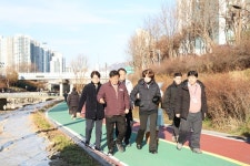 박강수 마포구청장, 변화된 성산천을 걷다