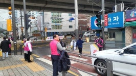 신호 바뀐 교차로에 주민이 나섰다… 정릉2동 교통안전 캠페인