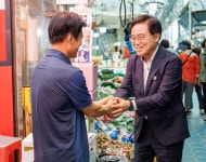 민생 현장 챙긴다...진교훈 강서구청장, 까치산시장 찾아 만둣집에서 시장 관계자들과 점심