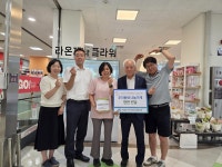 성북구 종암동지역사회보장협의체, 찾아가는 어르신 생신잔치...후원업체에 우리동네 나눔가게 현판 전달