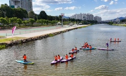[CITY BRANDING] 서울시 최초, 동대문구 중랑천 수상스포츠 체험교육장…도심형 수상 여가공간으로 뜨거운 인기