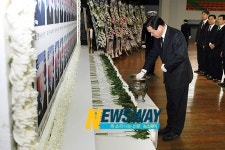 박완수 창원시장, 천안함 1주기 헌화,분향