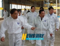 이재오 특임장관,영광 청보리 한우목장 방문