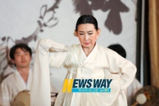 [NW포토] `풍류 살풀이춤 정명숙 명인, 호흡을 가다듬으며...