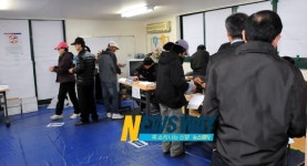 [NW포토]10.26 양천구청장 후보 투표, 투표용지를 받기위해 기다리는 시민들