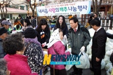 [NW포토]배추 나눠주는 박완수 창원시장