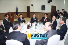 [NW포토]경남선관위 청사 준공식 참석한 내빈들 환담