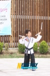 이가원 군, 박력있는 쌍절곤 시범