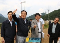 박재순 사장, 둑높이기 공사 현장 방문