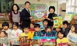 (주)한국헤르만헤세 박연환 회장 함양군에 도서 기증