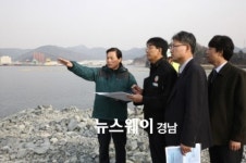 박완수 창원시장, 마산해양신도시 호안축조공사 현장 점검