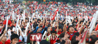 [TD포토] 날이 밝아도 계속되는 붉은 악마들의 응원전!