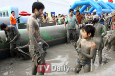 [TD포토] 보령머드축제 아빠 장난 그만쳐요!