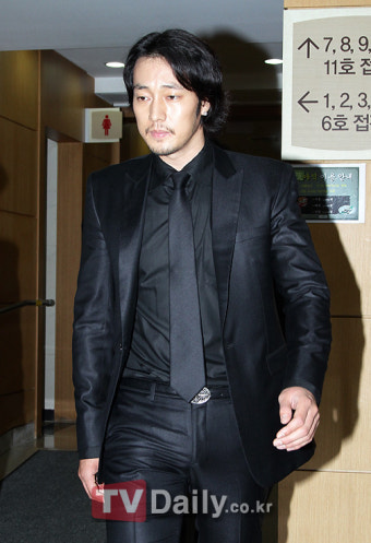 [TD포토] 故 박용하 부친 박승인씨 빈소를 찾은 소지섭