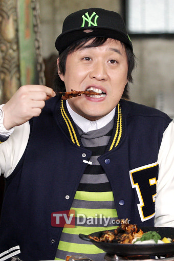 [TD포토] 국민식신 정준하 '꼬치 맛좀 볼까?'
