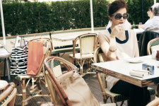 [TD포토] 김태희, 파리 한적한 카페서 여유롭게 커피 한 잔