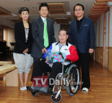 [TD포토] 태진아 마야, 원로가수 오기택 방문 건강하세요
