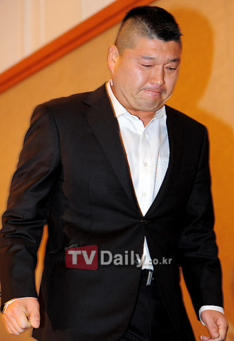 [TD포토] 강호동 기자회견, '잠정은퇴 의사 밝힌 후 착잡한 표정으로 퇴장'