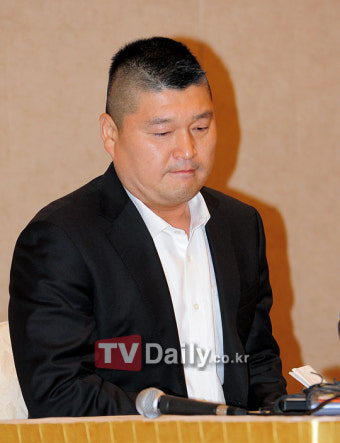[TD포토] 강호동 기자회견, '잠정은퇴 공식발표 전 만감이 교차하는 표정'