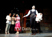 쉬 러브즈 미 극장 한가득 달콤한 향기 그 사람은 나를 사랑할까? [리뷰]