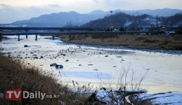 [TD포토] 겨울의 끝자락, 꽁꽁 얻어붙은 신내천