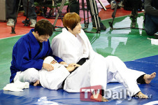 [TD포토] 신화 앤디 에릭 사장님 눈 피로 하시죠?