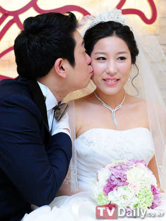 [TD포토] 김한배-손민희 결혼, '수줍은 신부-행복한 신랑'