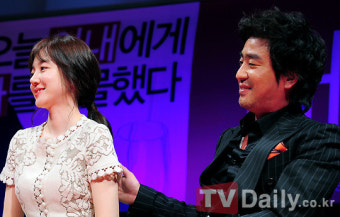 [TD포토] 류승룡, '임수정에게 은근슬쩍 나쁜손'