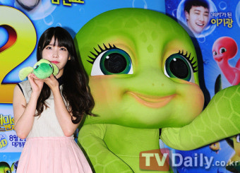 [TD포토] 인형옆에 아이유 '소두 100% 인증!'