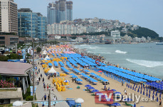 [TD포토] 한풀 꺽인 폭염에도 해운대를 찾은 시민들