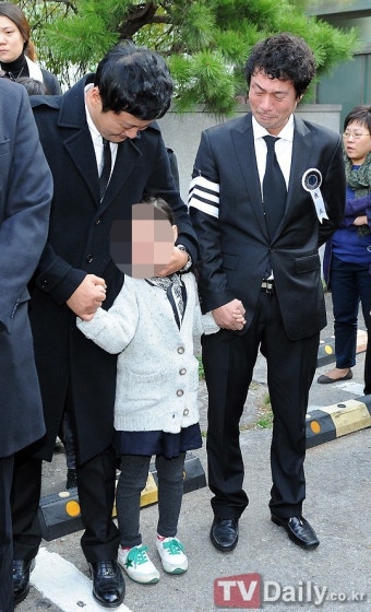 김성수전처 발인, '공형진-김성수 어린 딸 안타까움에 눈물' [TD포토]