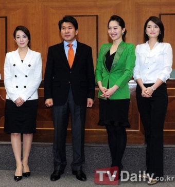 [TD포토] 황상무 앵커, 박은영-엄지인-김진희 아나운서 '확실하고 빠른 대선결과 전해드릴께요'