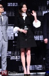 [TD포토] 친절한 지현씨 전지현, 팔이 떨어지겠네~ (베를린 시사회)
