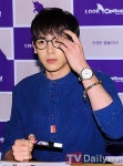 [TD포토] 2PM 닉쿤 안경을 고쳐쓰고~