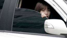 아이유 퇴근길 포착, 또 화제 팬서비스 갑