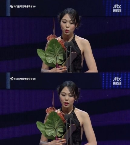 김민희, 로카르노 영화제 최우수연기상 수상…홍상수 감독과 애틋한 관계