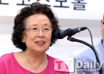[TD포토] 나문희 '이런 자리인줄 몰랐어요~'