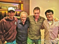 성룡, 마이클 만 감독 신작 ‘사이버’ 팀과 다정샷 ‘中美 별들의 만남’