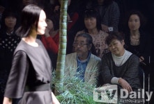 [TD포토] 패션쇼 관람하는 이외수-전영자 부부