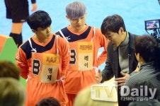 [TD포토] 영재-레이 송종국 감독 작전에 집중 (아육대 현장공개)