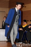 [TD포토] 장근석 말끔한 수트, 학사복으로 가릴 순 없지