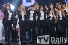 티케이티브이(TKTV) | [TD포토] 소녀시대 '엠카 1위, 팬서비스도 각양각색'