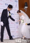 [TD포토] 이영식 애지중지 새신부 에스코트 하는 신부바보~