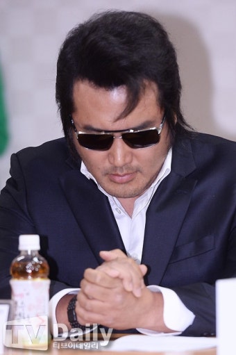 [TD포토] 월드비전 홍보대사 김보성 '기도할 땐 진지하게'