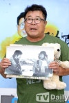 [TD포토] 백일섭 '옛 사진에 담긴 추억에 잠겨'