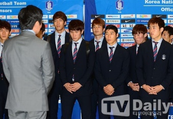 [TD포토] 축구협회 관계자의 격려 받는 대표팀