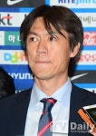 홍명보 감독 전격 사퇴, 토지매입 논란에 회식사진까지 