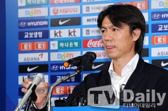 [TD포토] 홍명보 감독 '입이 바짝 마르는 사퇴 기자회견'