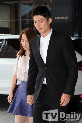 [TD포토] 이청용 결혼식 하객 '손 꼭 붙잡은 한혜진-기성용 부부'