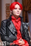 [TD포토] 김준수 헤어·메이크업·컬러렌즈까지 올 레드